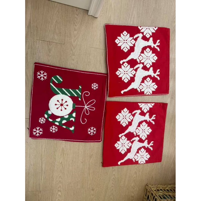 3 pcs 1000 Christmas themed pillow cases. Excellent quality
